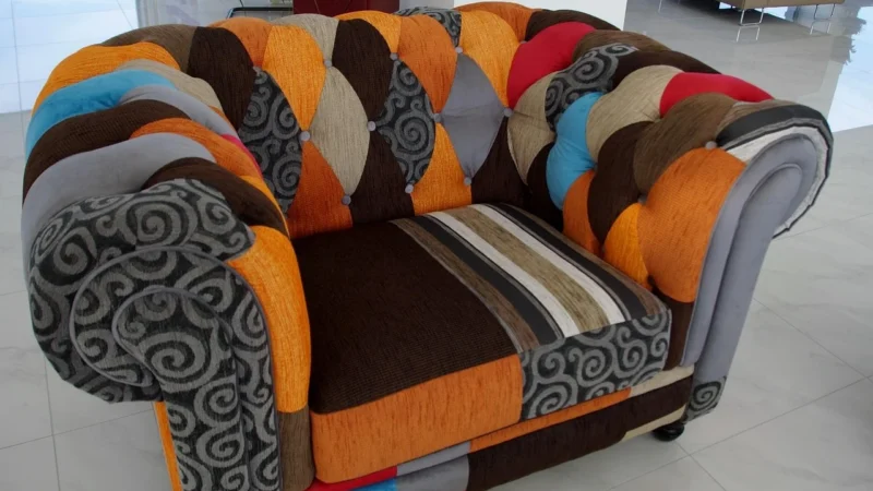 Nowoczesny design: meble tapicerowane wypoczynkowe i drewniane inspiracje