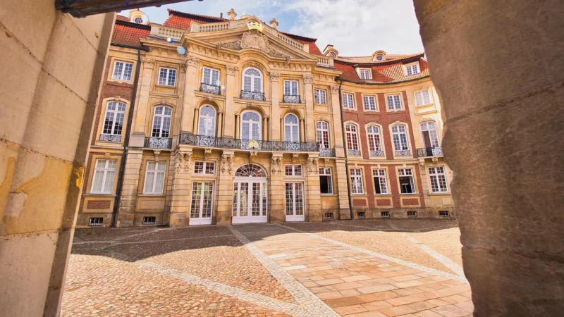 Odkryj Hiszpańskie Perły Architektury: Zabytki i Nowoczesne Kinkiety